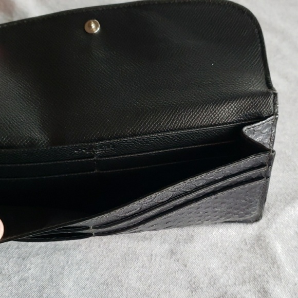 Coach womans faux alligator wallet. - Picture 3 of 6